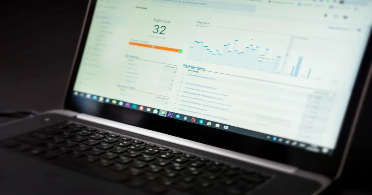 Laptop affichant un dashboard de performance Core Web Vitals